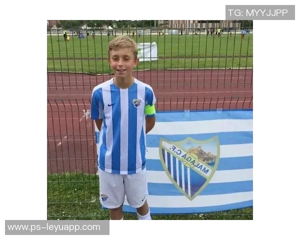 西媒揭示赫伊森眼睛难以睁开的原因是先天性眼睑下垂但不影响视力