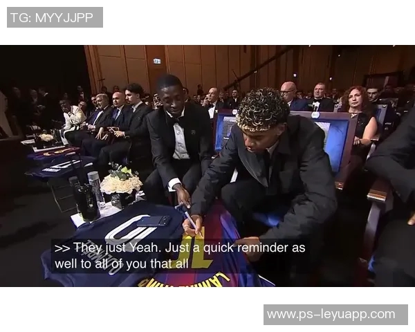 亚马尔分享圣诞假期视频与德约科维奇父子同框参加环足奖活动 亚马尔分享圣诞假期视频与德约科维奇父子同框参加环足奖活动