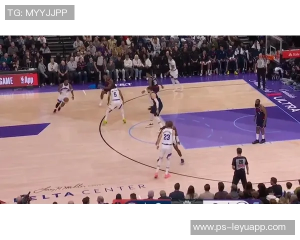 伦纳德首节表现积极6投2中收获5分2篮板1助攻并完成精彩快攻隔扣